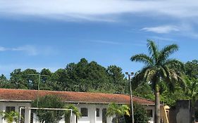 250m da praia-Kitinete com Piscina-Matinhos-PR